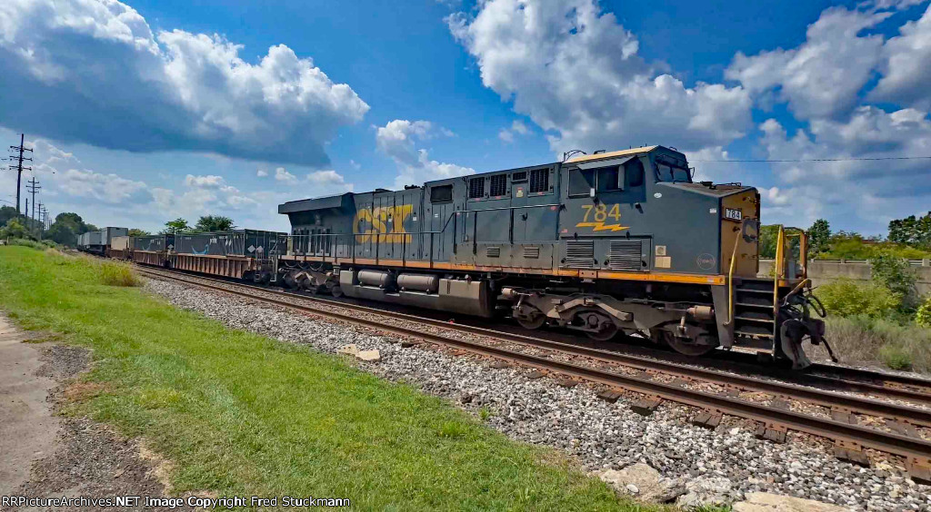 CSX 784 scoots through town with I018 in tow.